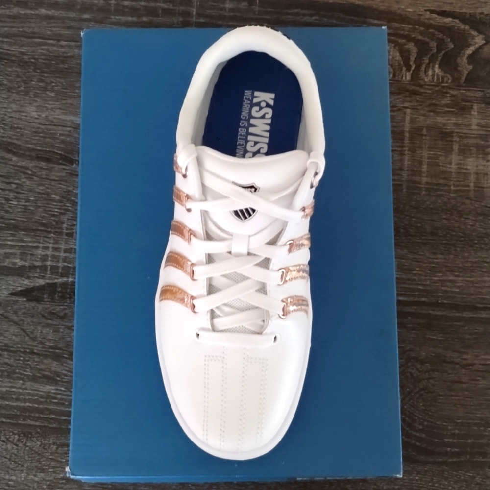 Sneakers w/Rose gold stripes